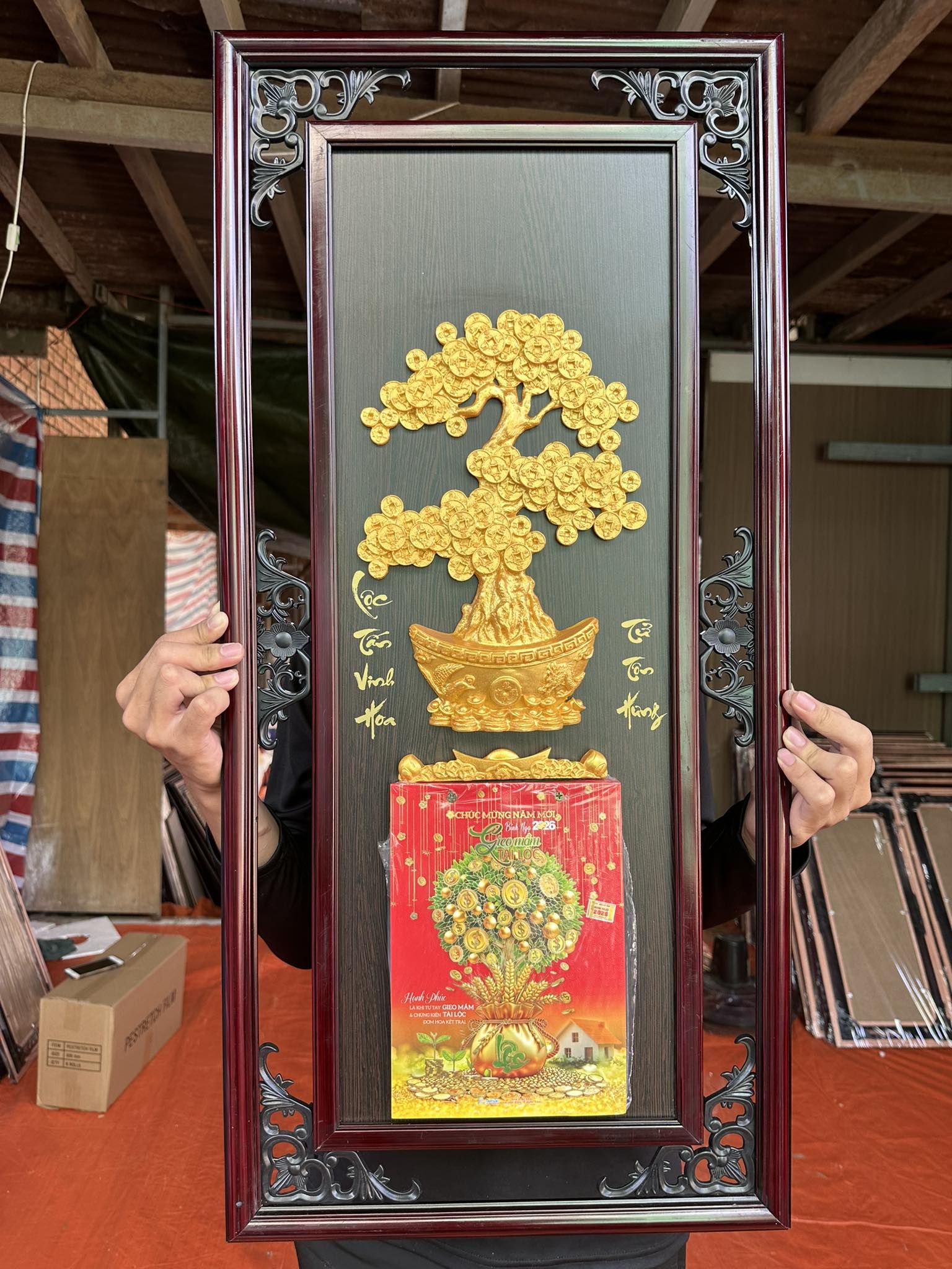 Lịch gỗ treo phòng khách mang vẻ đẹp cổ điển, sang trọng vượt thời gian