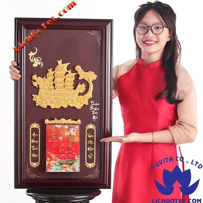 Chất liệu gỗ Tràm giúp lịch phong thủy tặng khai trương bền bỉ, mang vượng khí