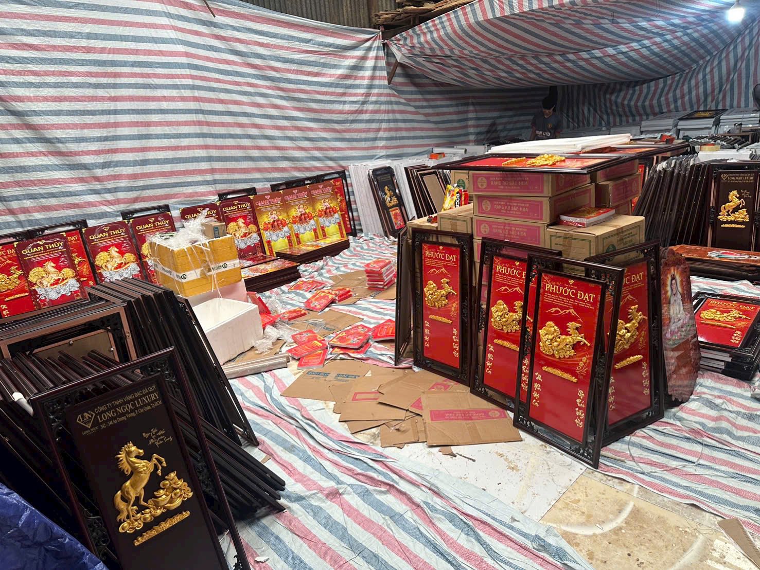 Lời chúc khai trương hồng phát được gửi gắm trọn vẹn qua từng đường nét mạ vàng sáng bóng